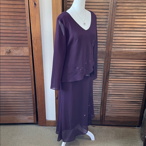 Elegant Purple/Burgundy Top and Skirt Ensemble ( Size 12) - Picture 3 of 16